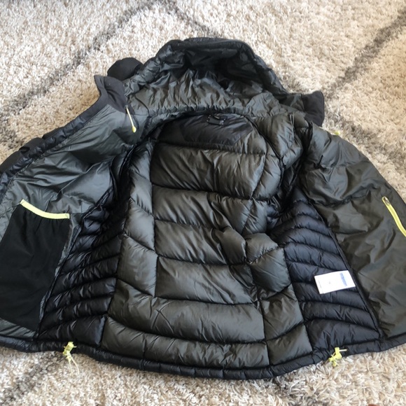 Mountain Hardwear Black Insulated Down Puffy Jacket with hood - Picture 8 of 9